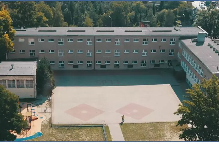 dziedziniec SP nr 77 na Łazarzu w Poznaniu