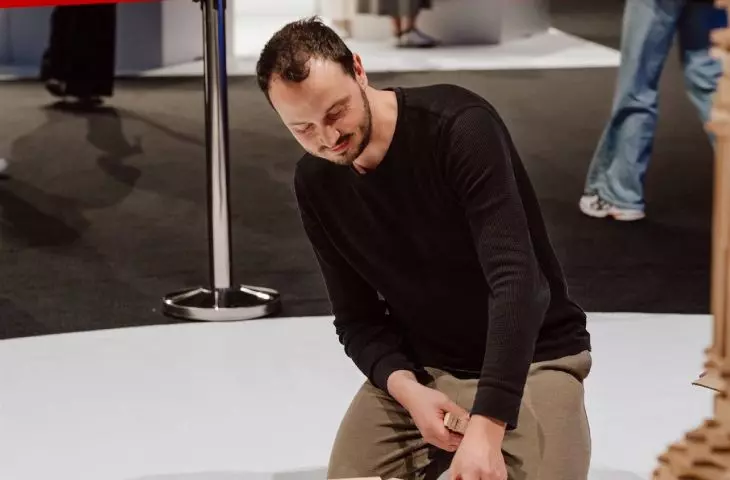 Raffaele Salvoldi podczas tworzenia instalacji