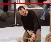 Raffaele Salvoldi podczas tworzenia instalacji