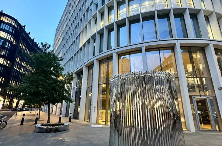 'Whispers' ('Whispers') installation by Oskar Zięta in London