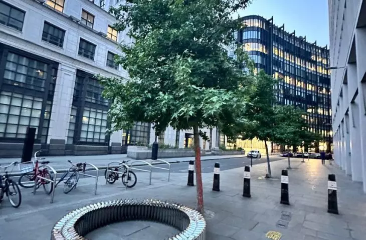 'Whispers' ('Whispers') installation by Oskar Zięta in London