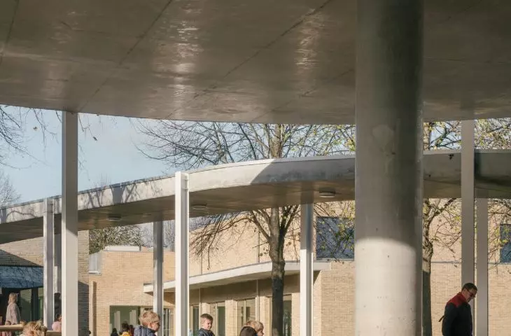 the inner corridor in places (in open sections) is transformed into a canopy supported on I-beams