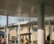 the inner corridor in places (in open sections) is transformed into a canopy supported on I-beams