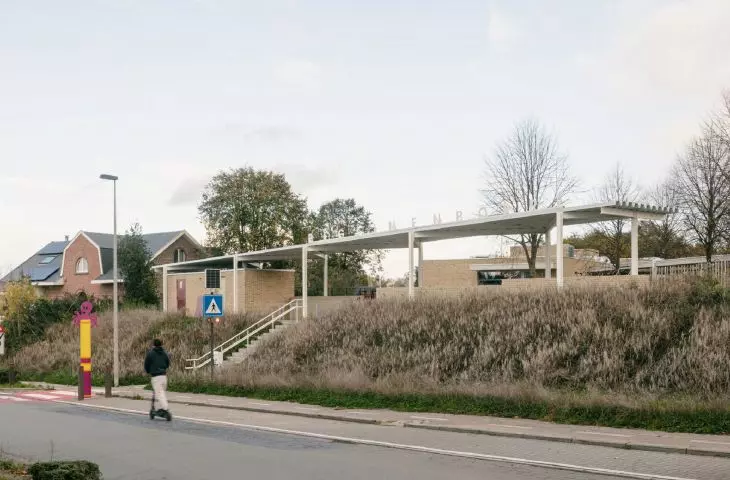 The entrance to the establishment leads through a covered pavilion with the name of the establishment: Begijnenborre