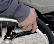 Dla osób z niepełnosprawnością ruchową nawet kilka schodów może być barierą nie do pokonania