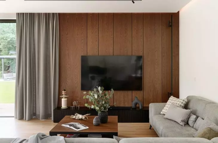 The living area opens to the garden, creating a cohesive space for living, resting and contemplation