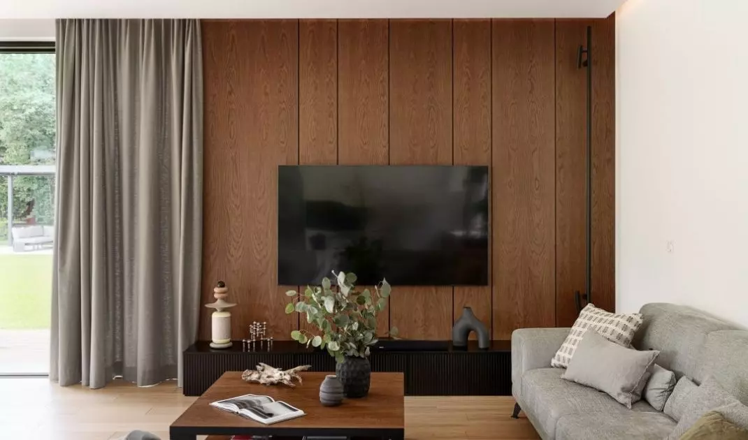 The living area opens to the garden, creating a cohesive space for living, resting and contemplation