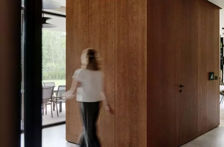 The central cube, a monolithic form made of natural veneer, combines aesthetics and functionality in one precise gesture
