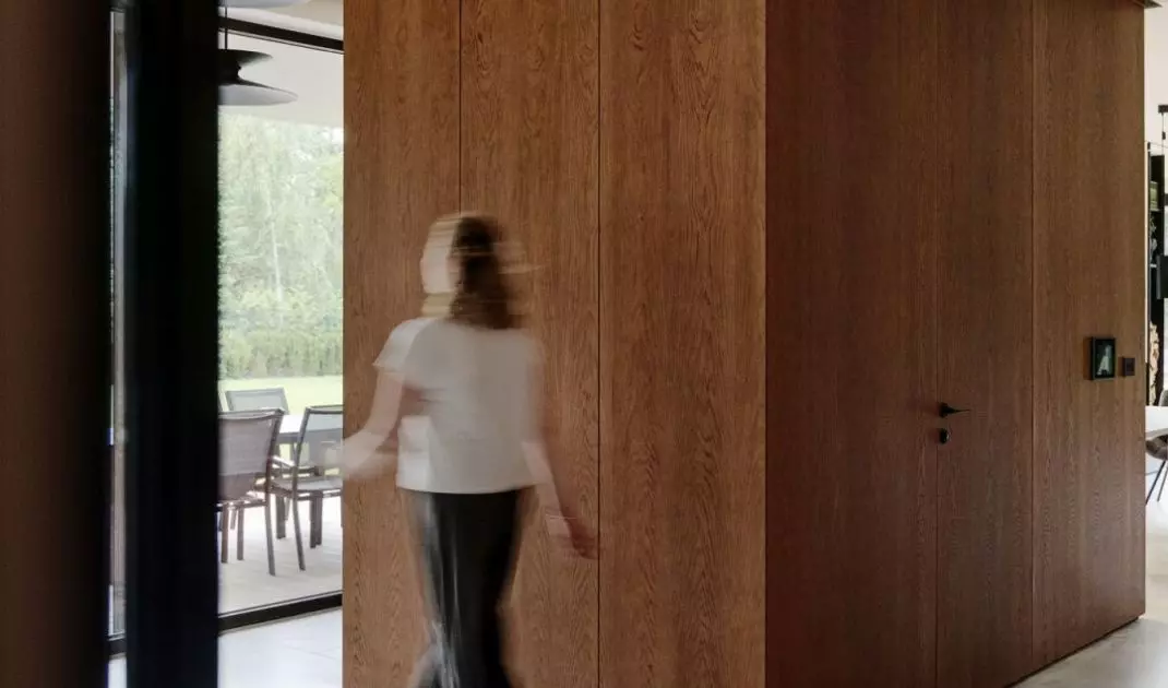 The central cube, a monolithic form made of natural veneer, combines aesthetics and functionality in one precise gesture