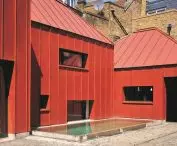 TIN HOUSE, Londyn, proj.: Henning Stummel, Henning Stummel Architects Ltd. produkt: GreenCoat PLX Pro BT kolor: Brick Red RR7F2 / SS0742 