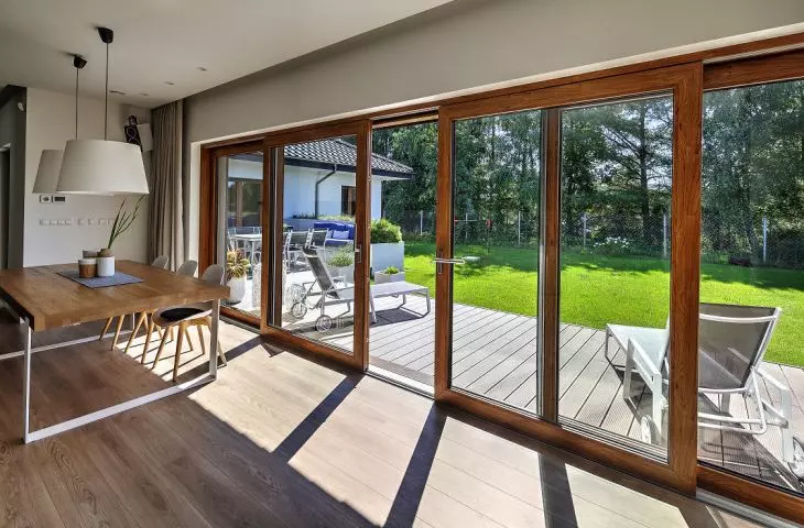 Drzwi podnoszono-przesuwne Patio HST 76 z opcją szybkiego montażu – widok od strony wnętrza