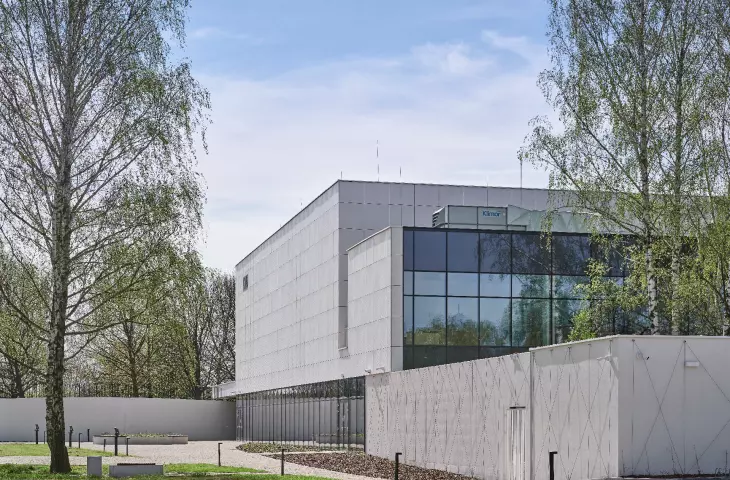 widok od strony wewnętrznego ogrodu