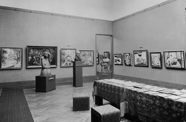 1932: an exhibition in one of the three rooms of the Polish Pavilion