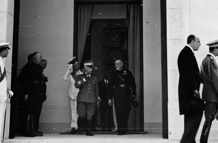 1938: król Włoch Wiktor Emanuel III opuszczający Pawilon Polski