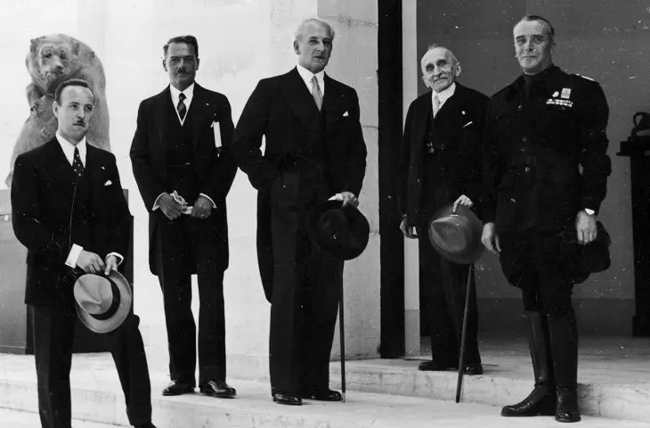 1938: exhibition participants in front of the Polish Pavilion 
