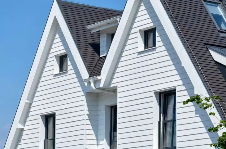 Elewacja z białych desek Cedral Flamingo Residence