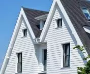Elewacja z białych desek Cedral Flamingo Residence