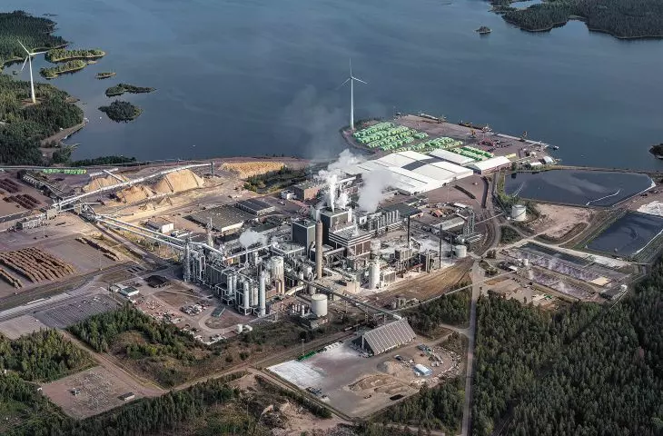 Zakład produkcji drzewnej Södra położony w Mönsterås. Zakład jest samowystarczalny pod kątem energii cieplnej i elektrycznej. 