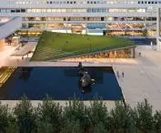 Widok z lotu ptaka na północny plac z pawilonem