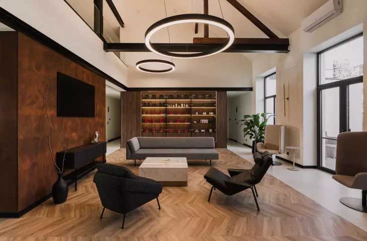 przestronne lobby