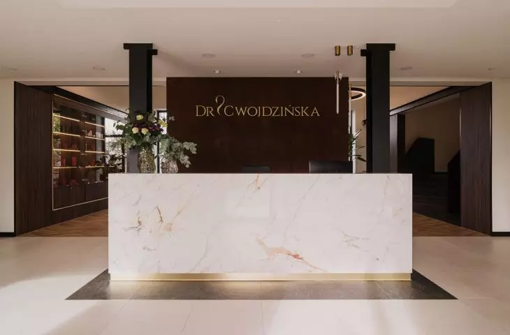 odwiedzających wita centralna strefa recepcyjna