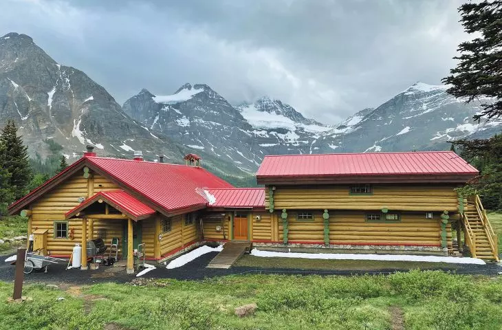  Schronisko w kanadyjskich górach Mont Assiniboine