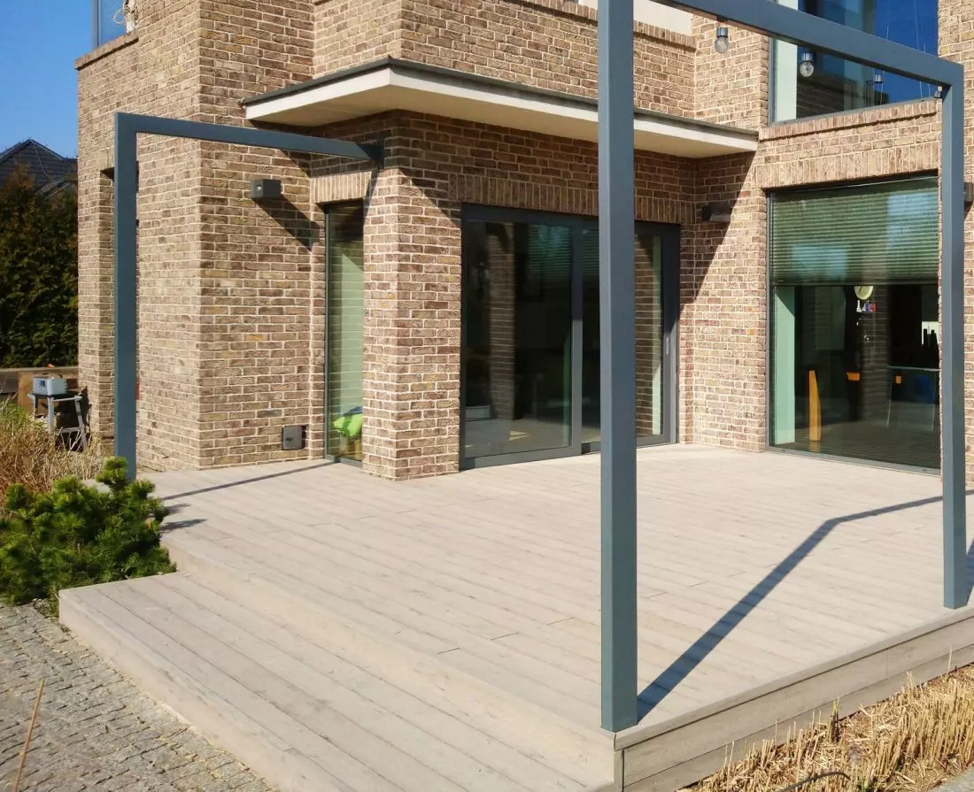 Taras z desek
kompozytowych Gardin Natur na legarach aluminiowych — polska realizacja © JAF Polska 