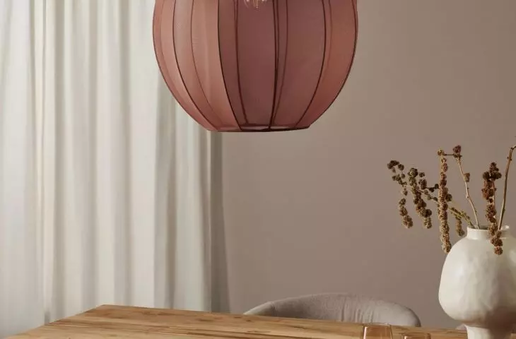 Lampa sufitowa świadomie niedopasowana do wystroju? To przemyślana strategia estetyczna
