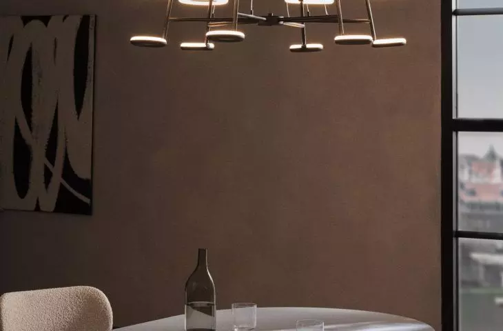 Lampa jako punkt skupienia uwagi w minimalistycznym wnętrzu 