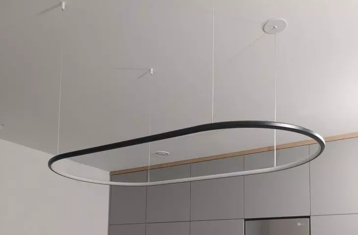 Led Ellipse No.1 – minimalizm i proporcje w kuchni z wyspą