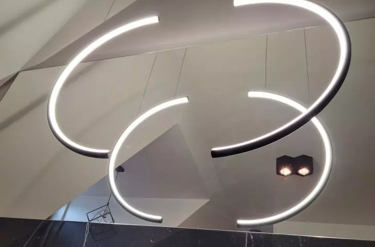 Led Moon No.2 – gra światła i formy w nowoczesnej łazience