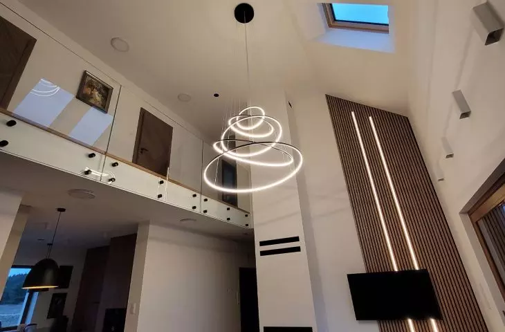 Lampa Led Orbit No.5 w nowoczesnym salonie z antresolą