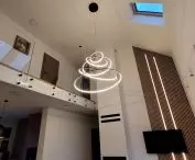 Lampa Led Orbit No.5 w nowoczesnym salonie z antresolą
