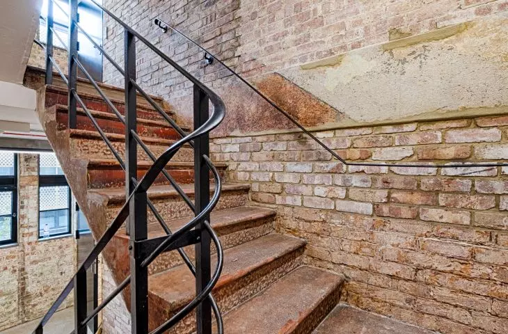 Empire House, klatka schodowa