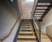 Empire House, industrialna klatka schodowa