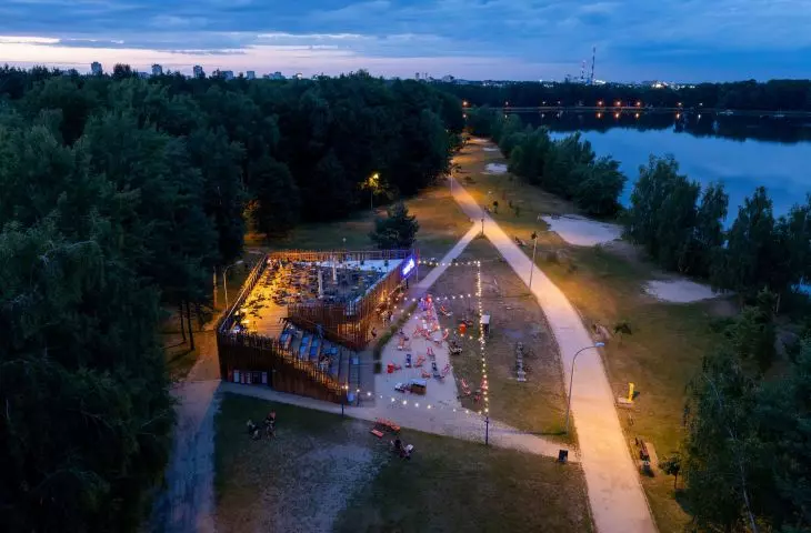 Pawilon „Dzika” nad Jeziorem Paprocańskim