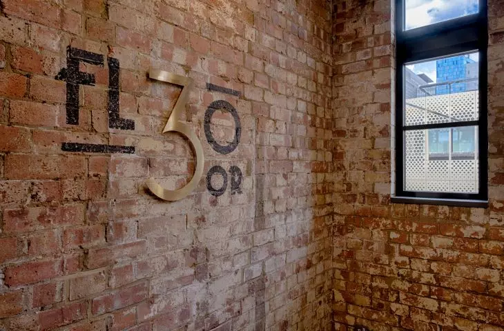 Empire House, liternictwo w stylu art  déco