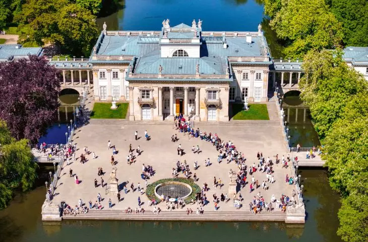 najpiękniejszy warszawski plac — Pałac na Wyspie w Łazienkach