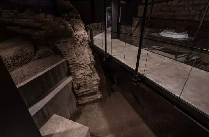mur kleszczowy wewnętrzny