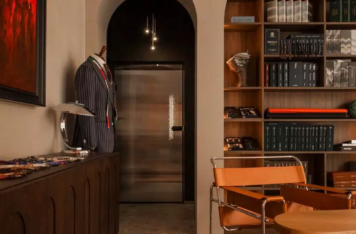 The third arcade is a hidden passage to more rooms
