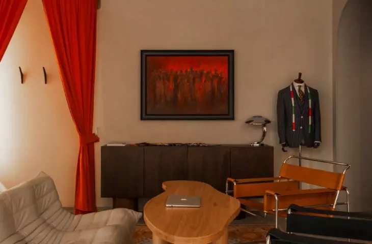 in the center of the main meeting room is placed a wooden table with spun shapes, around it you will find designer seats
