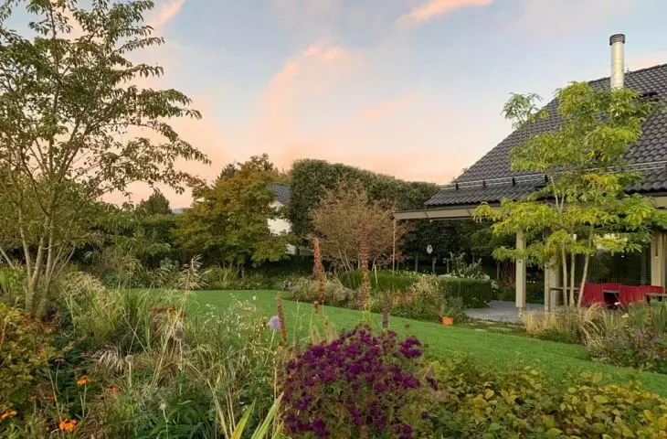 Garden in Genolier, view of the house