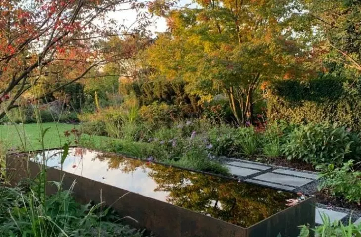 Garden in Genolier, small architecture