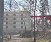 widok na budynek nr 4 od strony parku