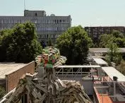 nad postindustrialnym terenem czuwa „Hutas” — gigantyczna rzeźba stworzona z kawałków drewna z odzysku