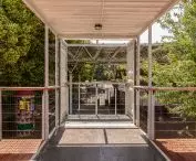 on the +1 level, a system of passageways made of container frames was designed to allow free movement on the upper level of the structure