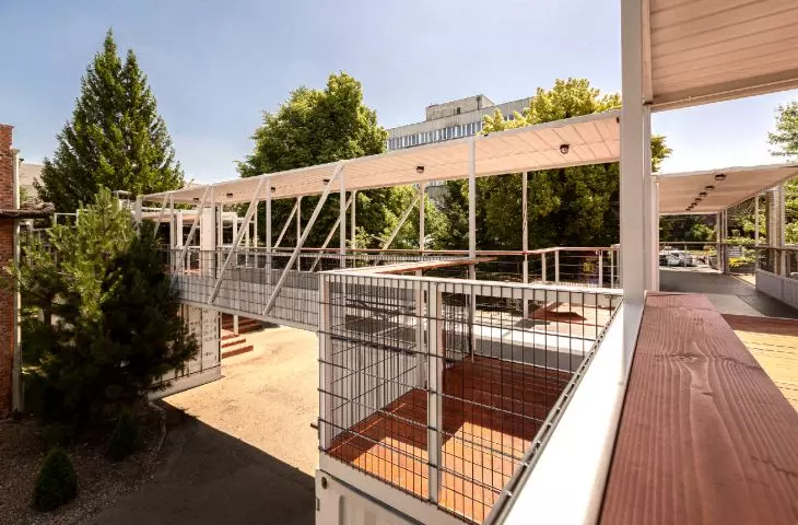 on the +1 level, a system of passageways made of container frames was designed to allow free movement on the upper level of the structure