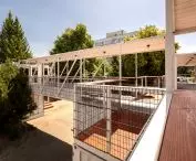 on the +1 level, a system of passageways made of container frames was designed to allow free movement on the upper level of the structure