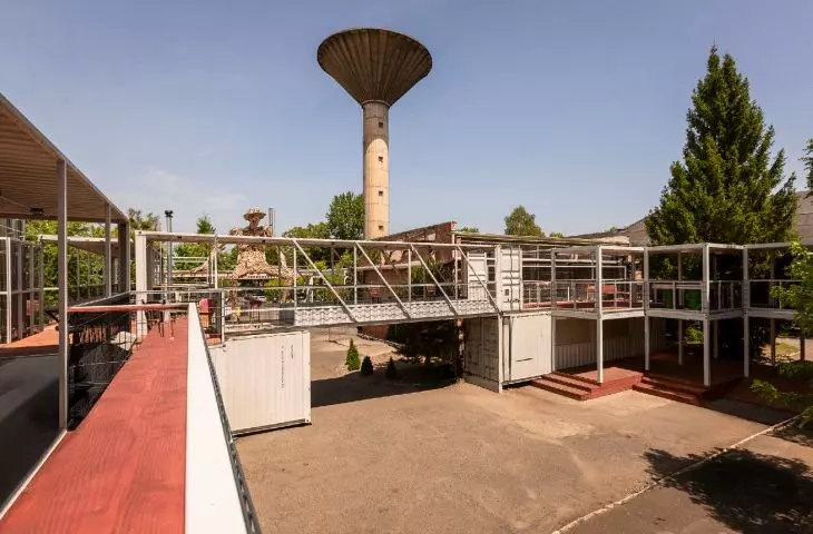 zlokalizowane pod charakterystyczną wieżą ciśnień kontenerowe miasteczko bezpośrednio nawiązuje do przemysłowej historii miejsca