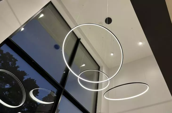  Lampa LED Orbit No.3 z trzema świecącymi obręczami – eleganckie oświetlenie do salonu z wysokim sufitem i przeszkleniem, od LEDesign